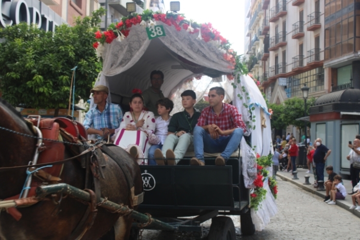 Multitudinaria salida de la Hermandad de Huelva camino del Rocío