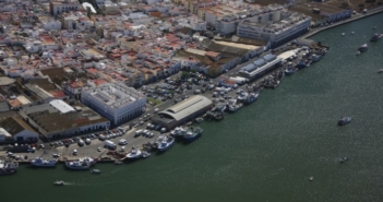 La instalación de escalas y defensas en el muelle del puerto de Isla Cristina, a licitación