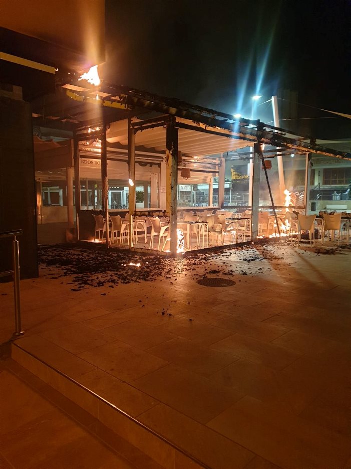 El fuego arrasa la terraza de un bar de Matalascañas