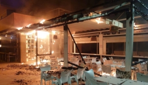 El fuego arrasa la terraza de un bar de Matalascañas