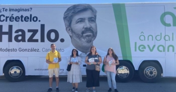'Andaluces Levantaos' realiza un reparto electoral en el mercadillo Alcosa de Sevilla
