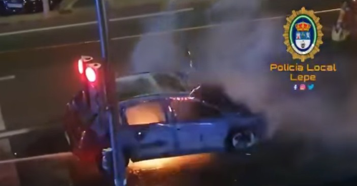 Vídeo: Arde un coche en plena calle en Lepe