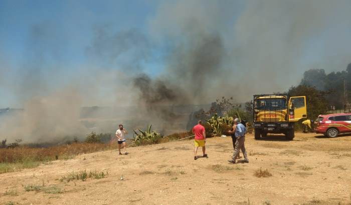 Extinguido el incendio en Aljaraque que obligó al corte de la A-492