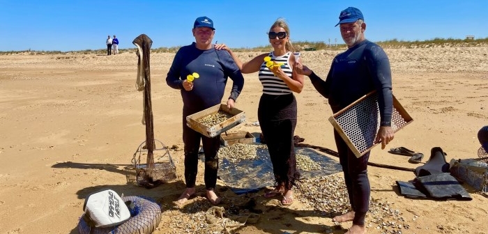 Reparto de ceniceros reutilizables en la playa del Espigón
