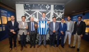 El embajador británico visita el estadio y el museo del Recre