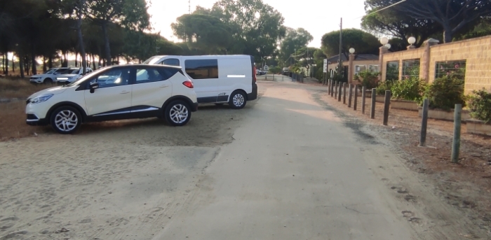 Usuarios del Camping Doñana invaden el carril bici para estacionar en zona prohibida