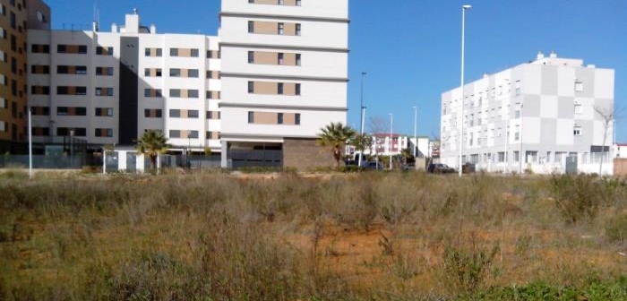 Venta de suelo para 29 viviendas libres y 169 protegidas en Huelva, Bonares y Cartaya
