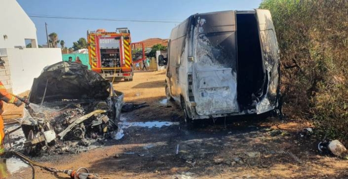 Arden varios vehículos en una urbanización de Ayamonte