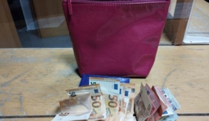 Encuentra un bolso con 500 euros en Ayamonte y lo devuelve