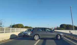 Un herido y retenciones tras el choque de dos coches en Aljaraque