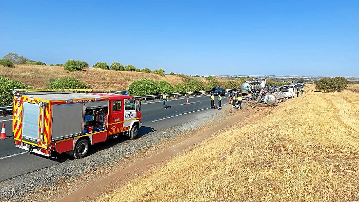 vuelco-camion-mercancias-peligrosas-niebla