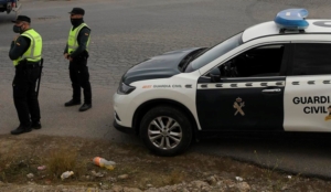 Muere un hombre tras volcar su coche en un camino en Almonte