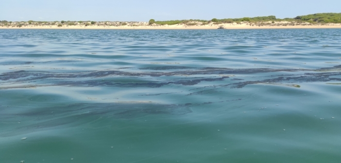 barco derrama aceite ría de Huelva