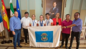 El alcalde recibe a los arqueros del Club Asirio Leyre Fernández, Marta Aznar y Cristóbal Gómez