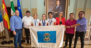 El alcalde recibe a los arqueros del Club Asirio Leyre Fernández, Marta Aznar y Cristóbal Gómez