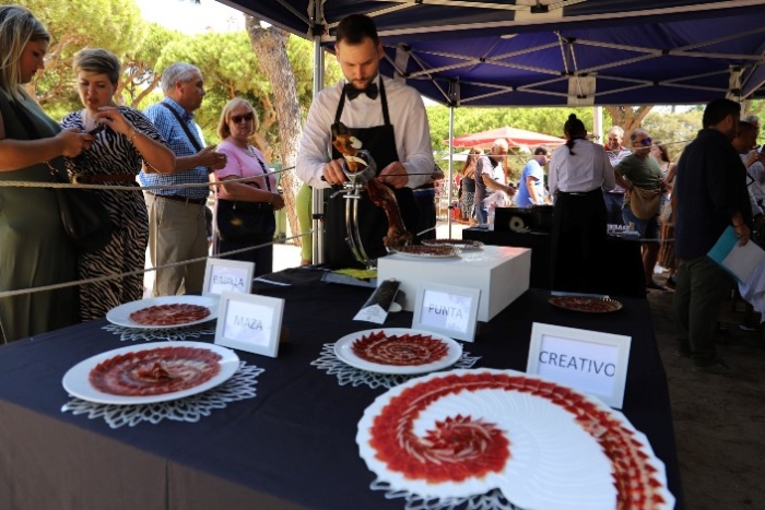 José Sabiote se proclama mejor cortador de jamón en Mazagón