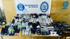 Un vendedor ilegal hiere a varios policías locales en su detención en Huelva