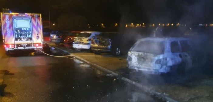Bomberos sofocan el incendio de un coche en Ayamonte