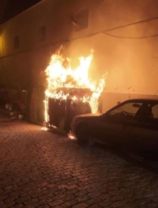 El incendio de un contenedor en Almonte, a punto de afectar a varios coches