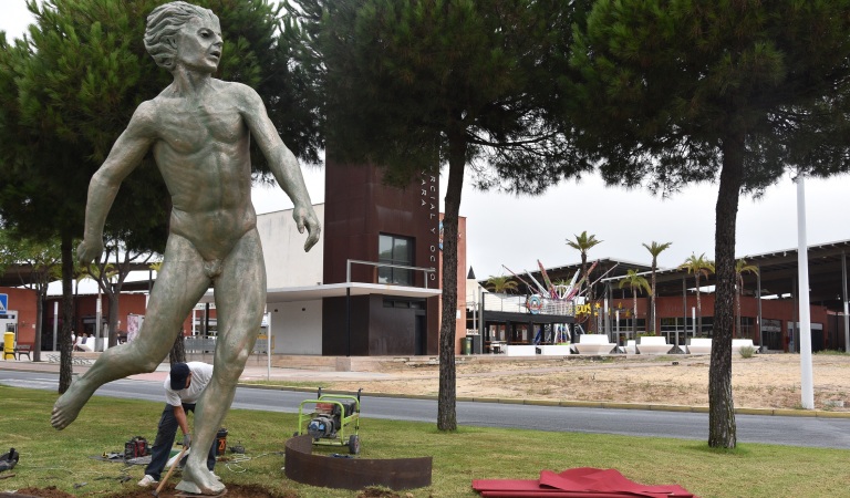 monumento futbol punta umbria