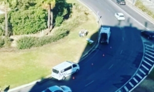 Hallan a una mujer semiinconsciente en la rotonda junto al puente del Odiel