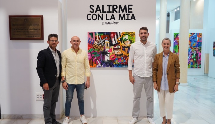 La pintura de Rafa López llena de color y magia el hall del teatro Felipe Godínez