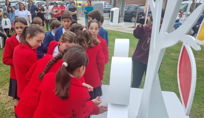 Una escultura rinde homenaje a la comunidad educativa en Aljaraque