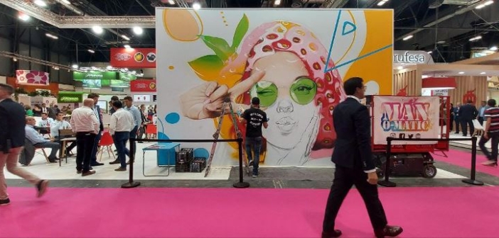 Manomatic sorprende con un mural en directo en Fruit Attraction