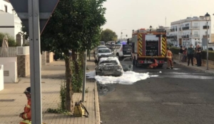 Arde un coche en plena calle en Lepe