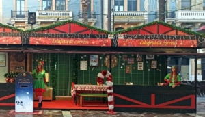 Correos instala un buzón especial en el Mercado navideño de la plaza de las Monjas