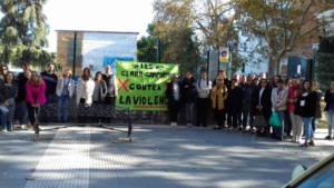Manifestación en apoyo a una profesora amenazada por el padre de un alumno en Huelva
