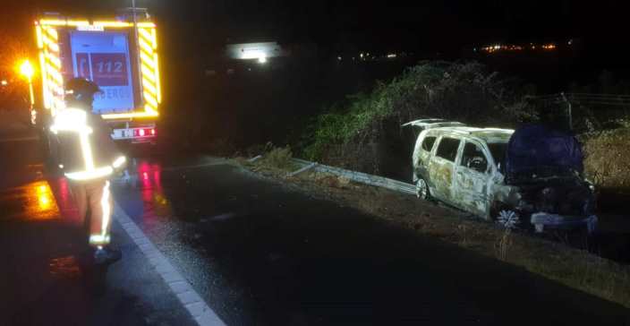 Arde un coche tras un accidente de madrugada en la N-431