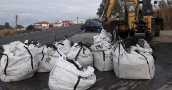Un camión derrama 9 toneladas de residuos tóxicos en Nerva