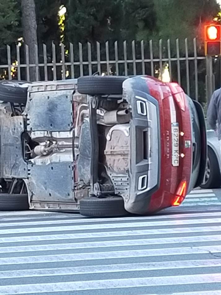 Espectacular vuelco de un coche junto al parque Zafra de Huelva capital