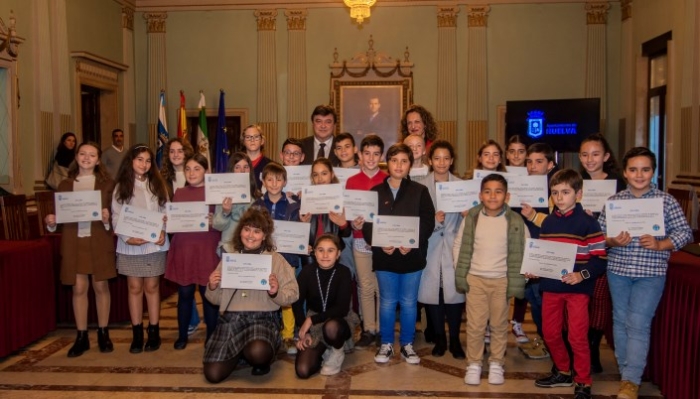 Noa Fernández, la nueva alcaldesa infantil de Huelva, toma posesión de su cargo