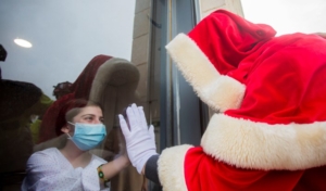 El Papá Noel de Holea lleva la ilusión a los niños hospitalizados en Huelva