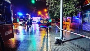 Un conductor ebrio vuelca su coche en la calle Cartagena de Huelva capital