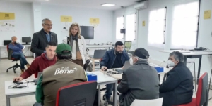 Manuela Parralo visita Bonares para conocer in situ los trabajos de expedición del DNI Rural