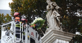 Ofrenda de flores al monumento de la Inmaculada en Huelva