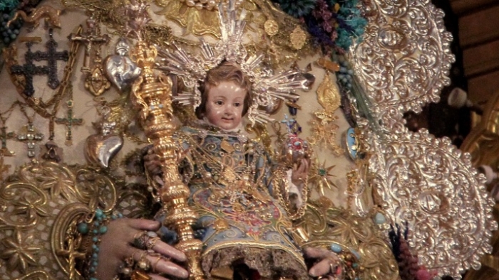 La Virgen del Rocío se viste para la Inmaculada Concepción