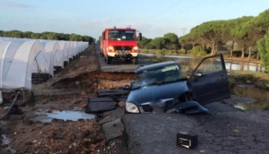 Un coche cae en una zanja de unos 6 metros entre Moguer y Mazagón