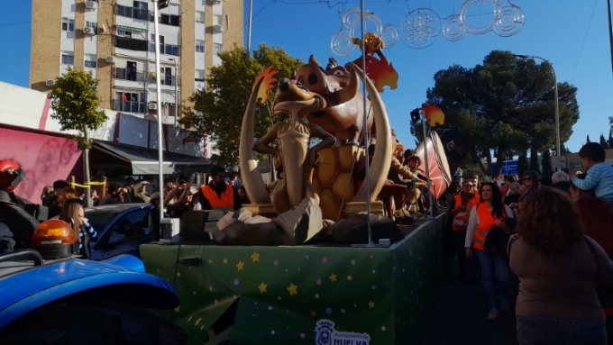 La cabalgata de Reyes reparte ilusión en Huelva