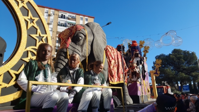 La cabalgata de Reyes reparte ilusión en Huelva