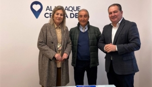 Cristóbal Guerrero dona a Aljaraque seis ejemplares de 'Huelva, nuestro golf'