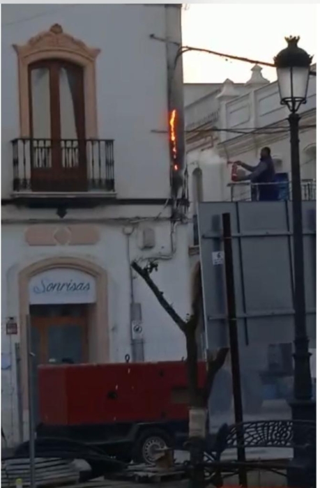 arde-cable-electrico-plaza-iglesia-moguer