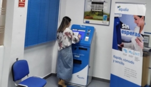 Aqualia instala un cajero para pagar el recibo del agua en Bollullos