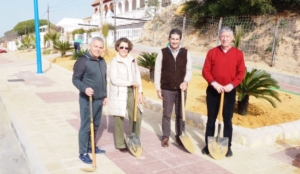 Vecinos de Mazagón plantan su propio árbol gracias al Ayuntamiento de Palos