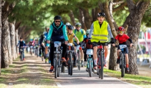 Más de 100 onubenses participan en una jornada de bici y convivencia en el Parque Moret