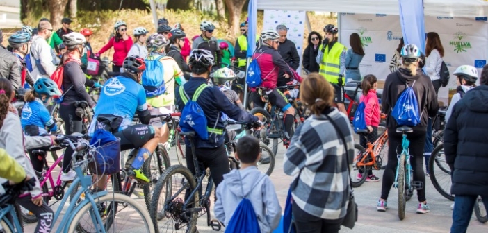 Más de 100 onubenses participan en una jornada de bici y convivencia en el Parque Moret