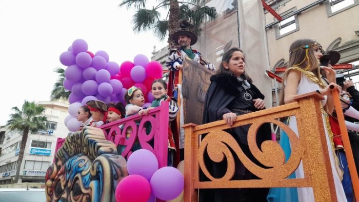 Huelva se viste de Carnaval: La cabalgata, en imágenes